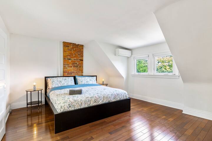 Vintage Bright 3BR Apartment Downtown Toronto gallery image 5