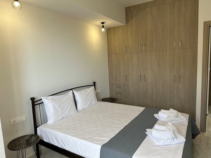 בחדר השינה השני יש ארון עץ ענק לבגדים שלכם!