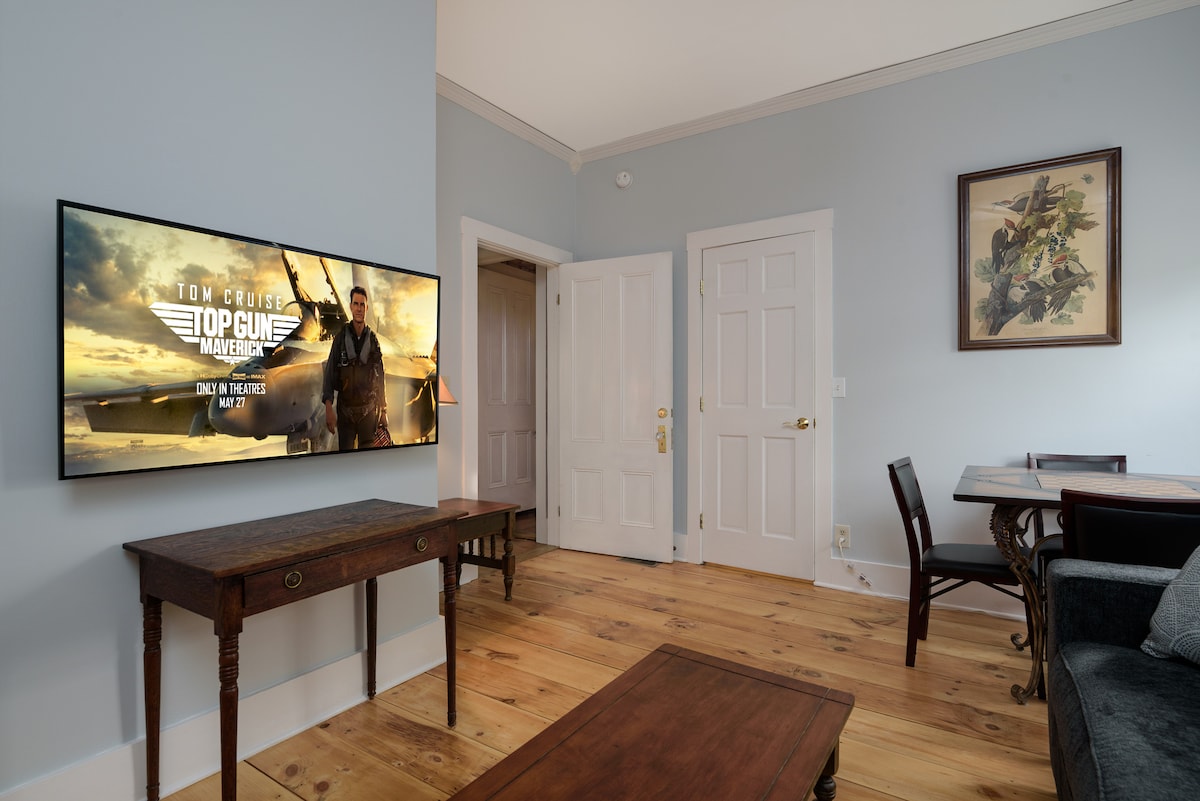 ห้องเล่นเกมชั้น 1 เป็นห้องนอนพร้อมเตียงโซฟาและอ่างอาบน้ำเต็มรูปแบบที่แนบมา