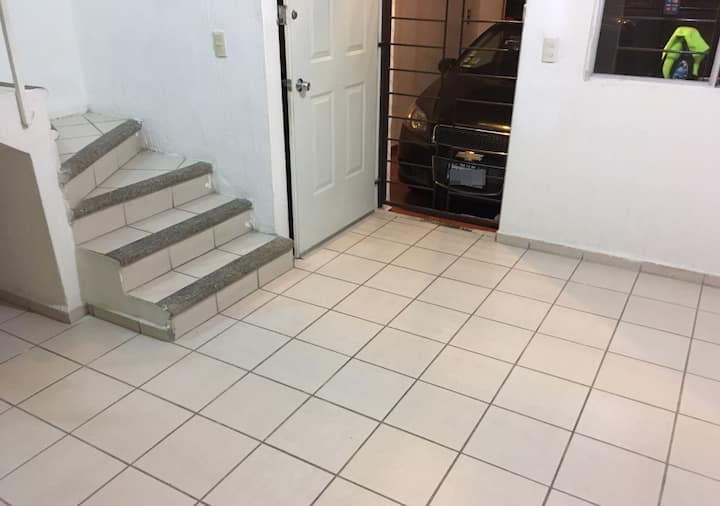 Bonita Casa Con Buena Ubicación, Y Estacionamiento - Leon
