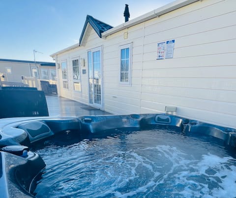 3 Sandringham Hot Tub Fishing Lake Garden Parking