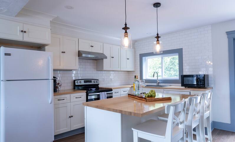 Charming outdoor dream patio/bar, 3BR home, gallery image 5