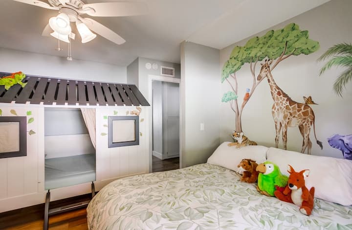 野生动物园公园卧室两张双人床和一个游乐厨房