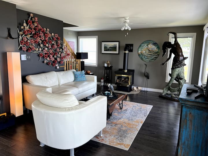 Cheerful 2 Bedroom Cottage With Indoor Fireplace. - Prince Edward Island