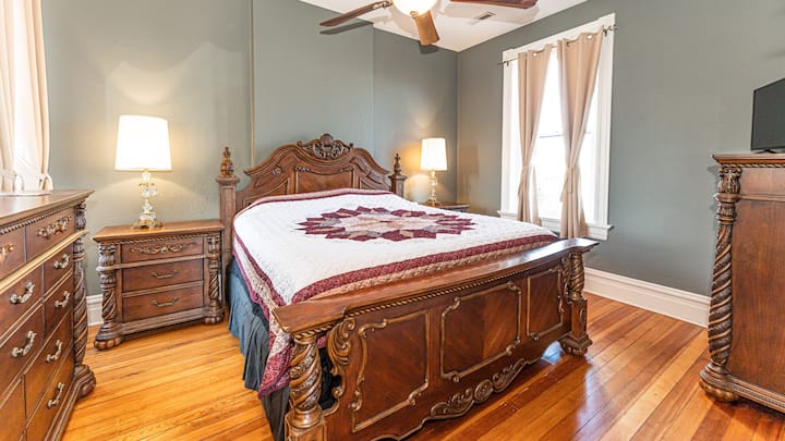 3 - та спалня на 2 - ри етаж; прилежаща спалня, голямо двойно легло