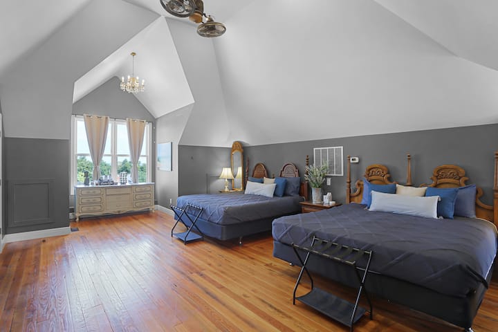 Сводести тавани и 2 двойни легла на 3 - ти етаж