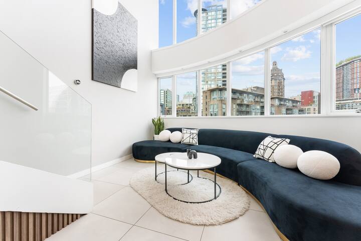 The Vancouver Penthouse, 2-Level, Patios, Hot Tub gallery image 4