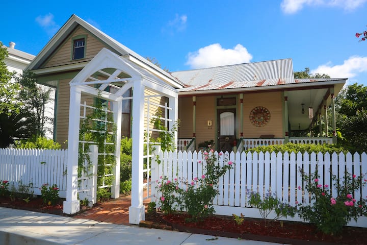 Charming Garden Home Artistic Haven