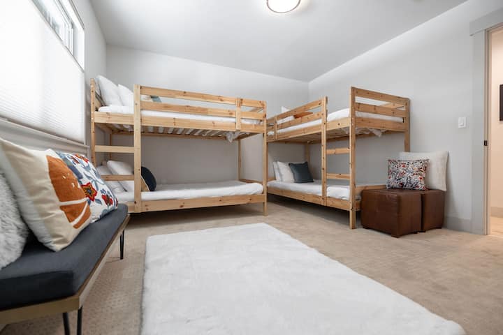 Dhoma Aspen është dhoma jonë e dytë e gjumit në katin kryesor dhe ka dy grupe bunksesh me dy madhësi + ambiente për t 'u ulur.