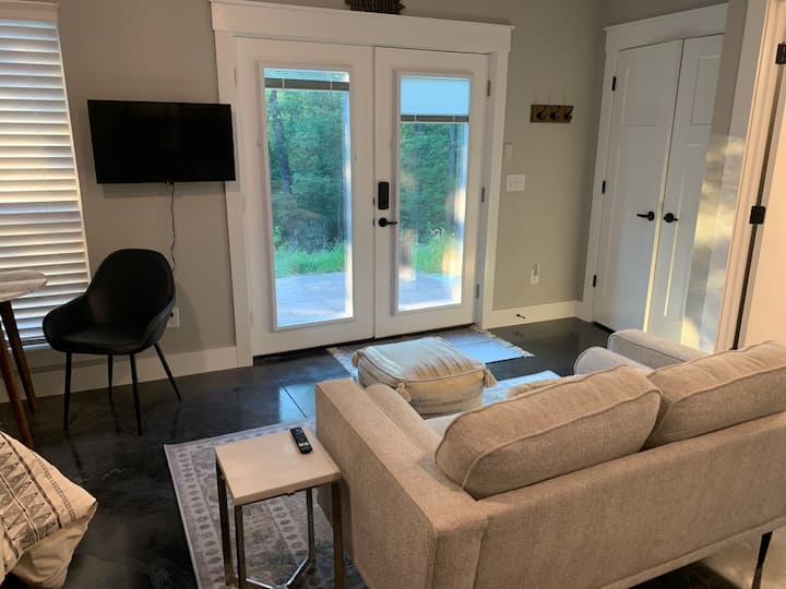Studio Apartment, Hot Tub, Winter Lake Views - Decatur, AR