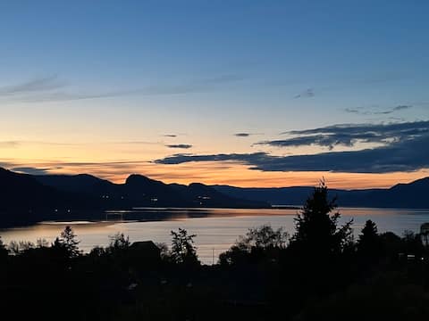 Large spacious home with
HOT Tub
Pool & View