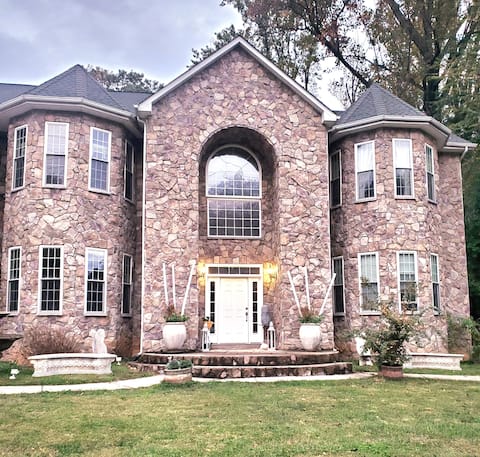 Huge Family Mansion 5 Bdrm spacious w/ back yard