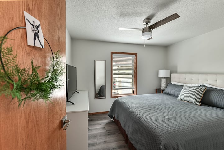 ماستر #2: سرير كاليفورنيا كينج ، لوحة رأس منجد ، تلفزيون ذكي مع قضيب نار. حمام مشترك مباشرة عبر القاعة. ستائر لاسلكية. ستارة داكنة للضوضاء والضوء مضافة.