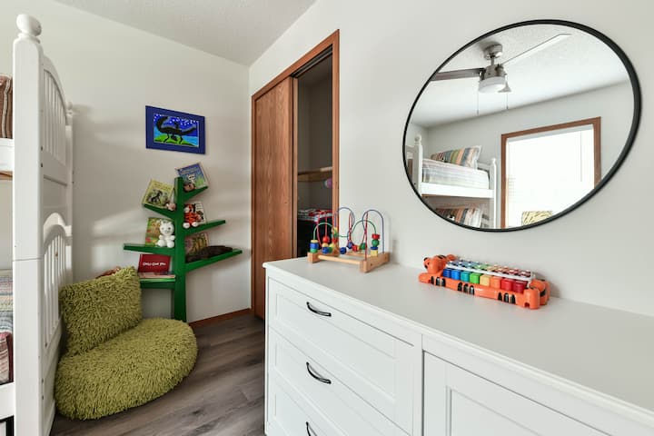 غرفة الأطفال. ألعاب لـ 0-2. كتب وركن قراءة هادئ. ستائر لاسلكية. ستارة داكنة للضوضاء والضوء. خزانة وأدراج. 