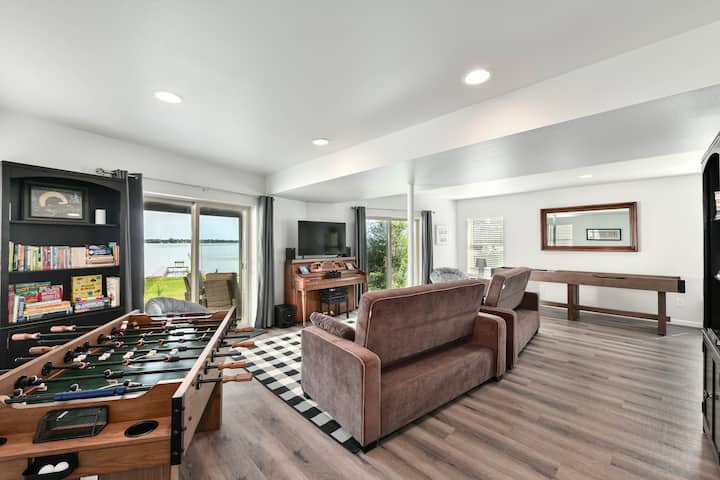 غرفة ألعاب مزودة بلوح خلط وكرة قدم وبيانو وتلفزيون ذكي وكتب وألعاب وألعاب. 2 أرائك سيرتا كاملة للنوم.