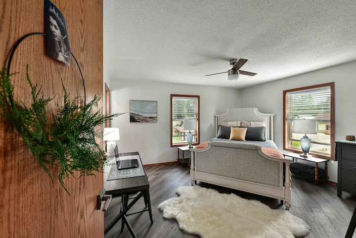 غرفة نوم رئيسية مع مرتبة حجم وسط ، ووسادة مطاطية علوية ، ومساحة مخصصة للعمل وحمام خاص. إطلالات على البحيرة. ستائر لاسلكية. ستارة داكنة للضوضاء والضوء.