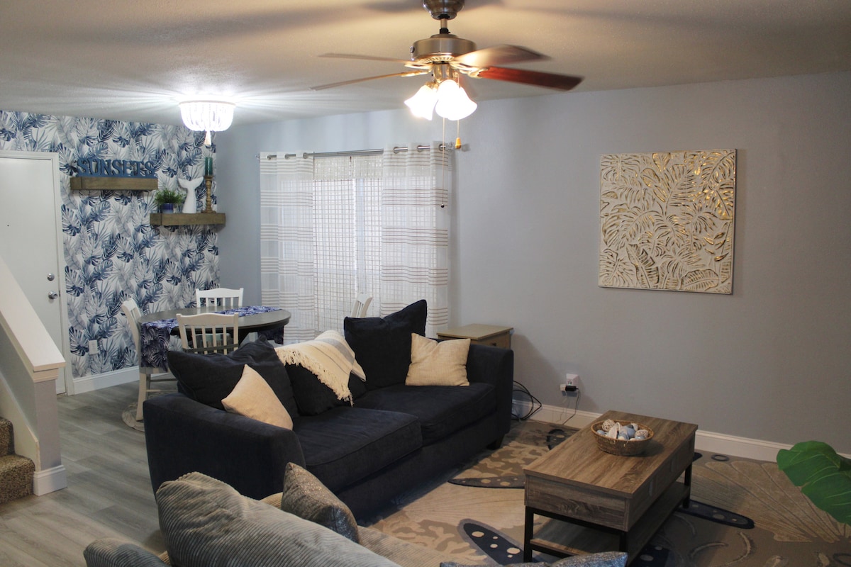 Popular Airbnb listing: Family-friendly, remodeled 2-bedroom condo! in Galveston