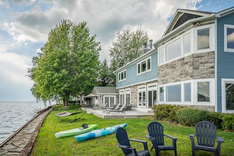 Lake Front home w/ hot tub Kayaks & Fire Pit