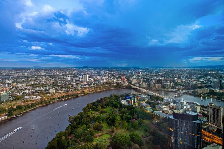 SkyHigh Style ~ 2Bed/2Bath/1Car/VIEWS! ~ CBD gallery image 5