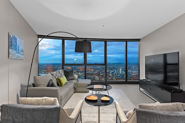 SkyHigh Style ~ 2Bed/2Bath/1Car/VIEWS! ~ CBD