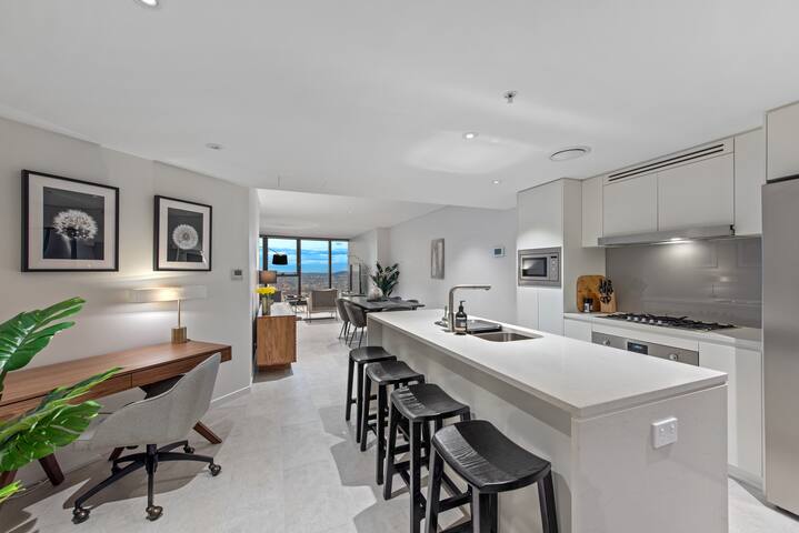 SkyHigh Style ~ 2Bed/2Bath/1Car/VIEWS! ~ CBD gallery image 2