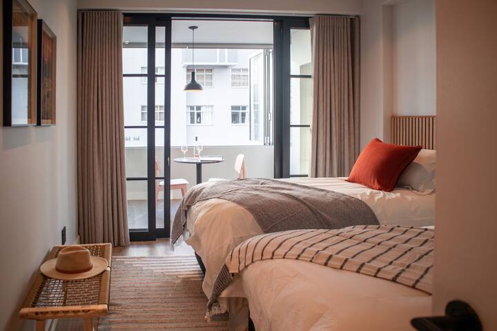 Urban Luxury Apartment in Sea Point gallery image 4