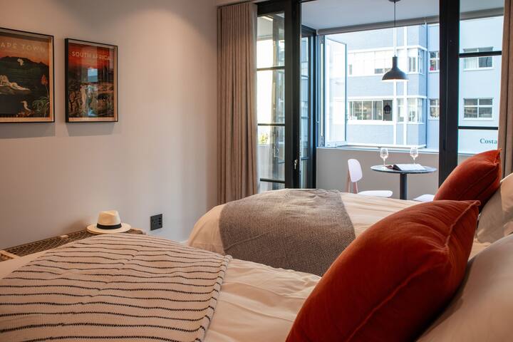 Urban Luxury Apartment in Sea Point gallery image 5