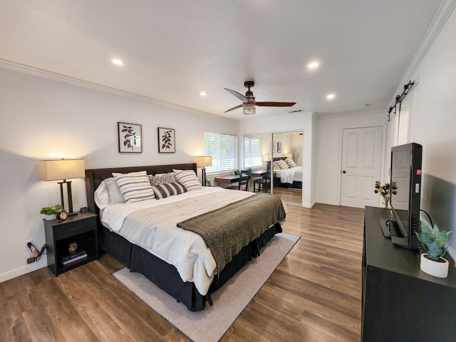 Master Bedroom minutes to Med Center & Downtown