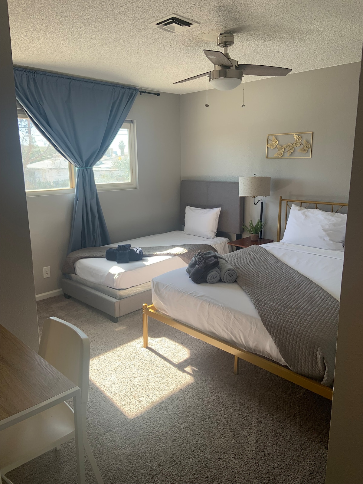 SEHEMU YA 2: Chumba cha kulala cha kati chenye vitanda 2 na dawati