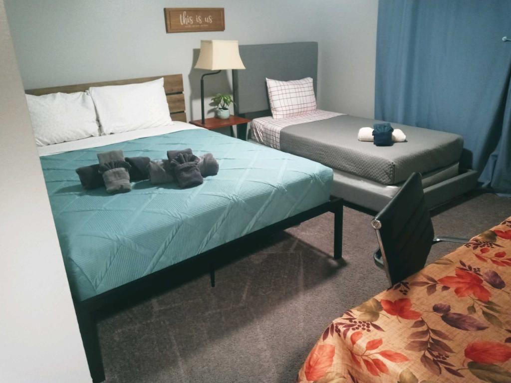 KITENGO CHA 1: Chumba cha kati cha kulala chenye vitanda 2 na dawati