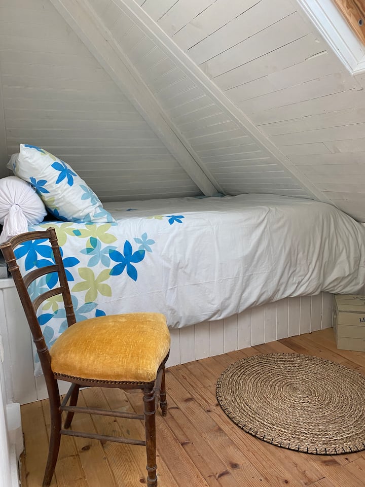 Habitación pequeña en el ático 