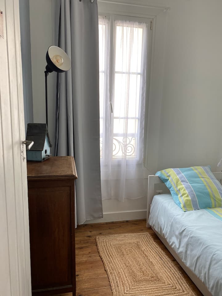 Dormitorio pequeño en el primer piso