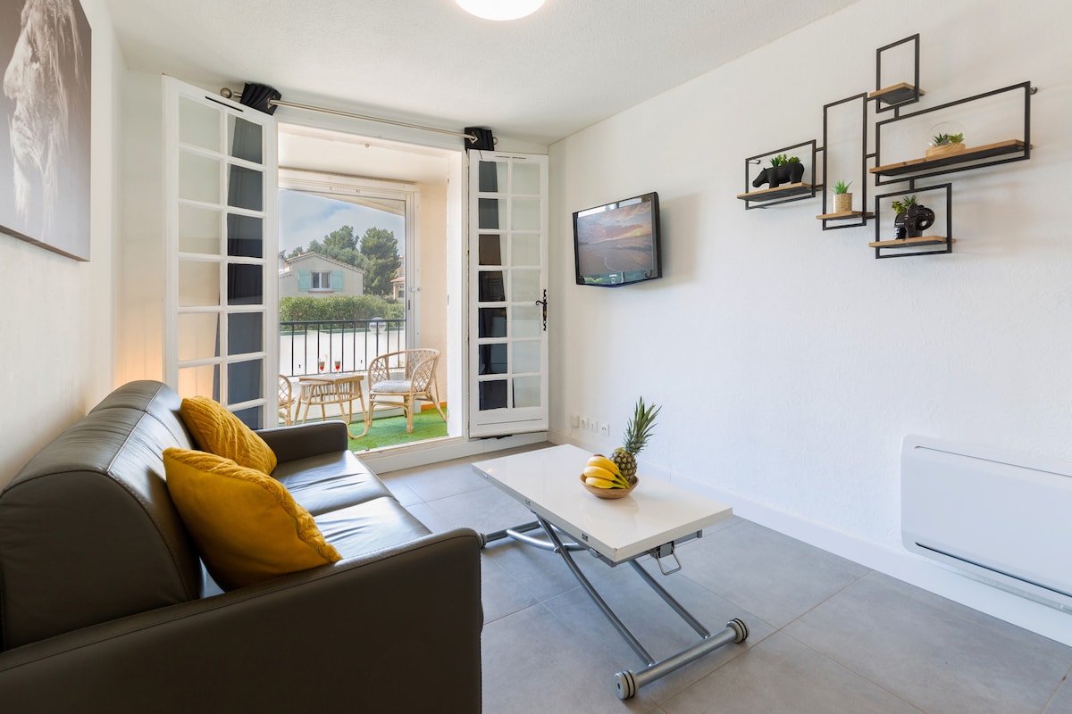 غرفة معيشة بها سرير أريكة في وضع كانيب