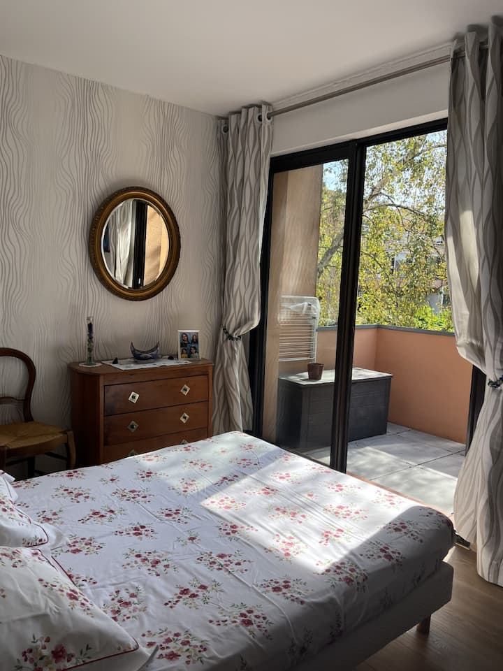 חדר שינה ראשי המשקיף על מרפסת קטנה, תריסים מחשמלים