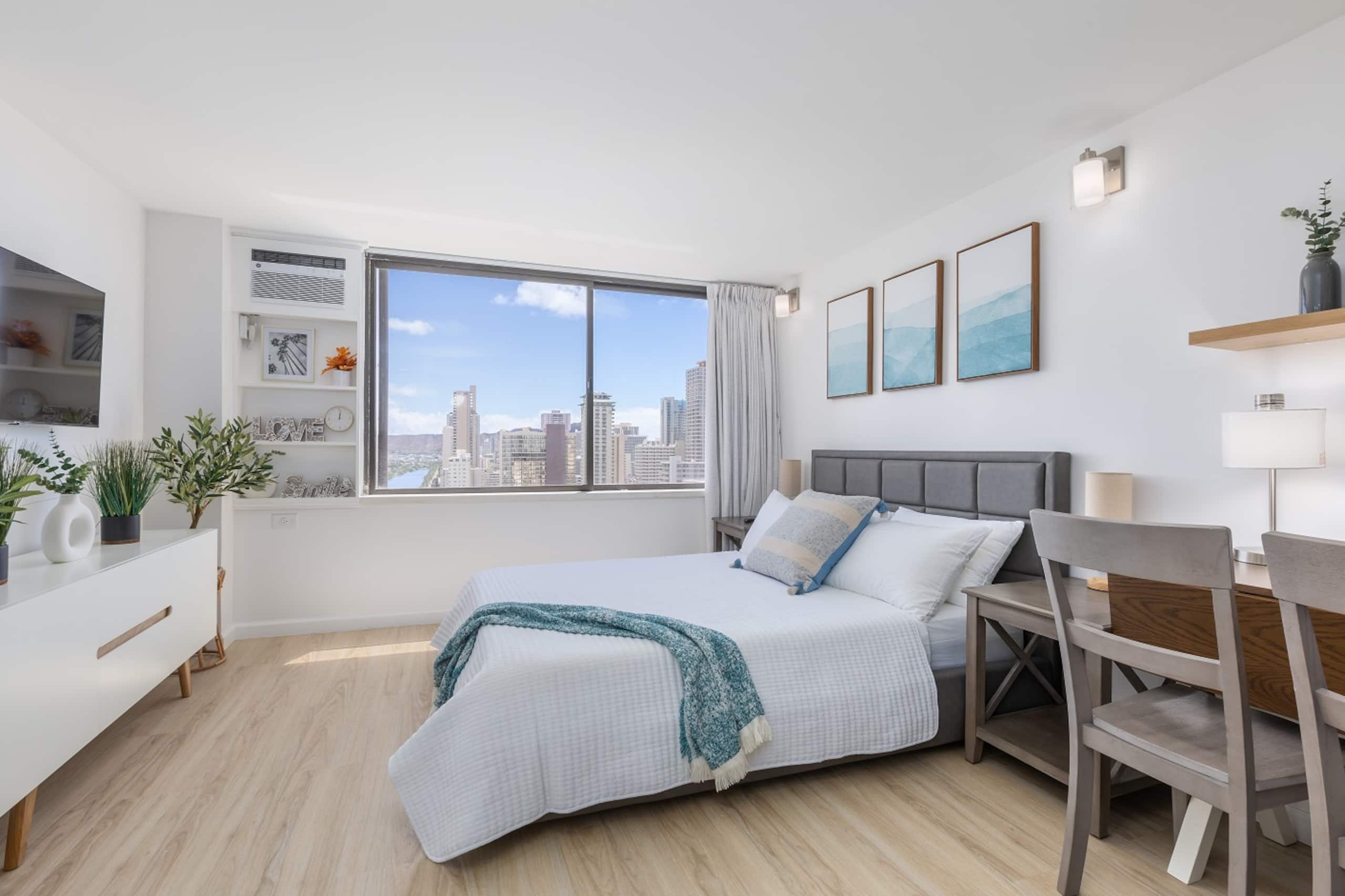 Condo in Honolulu · ★4.86 · Studio · 1 bed · 1 private bath - Image 4