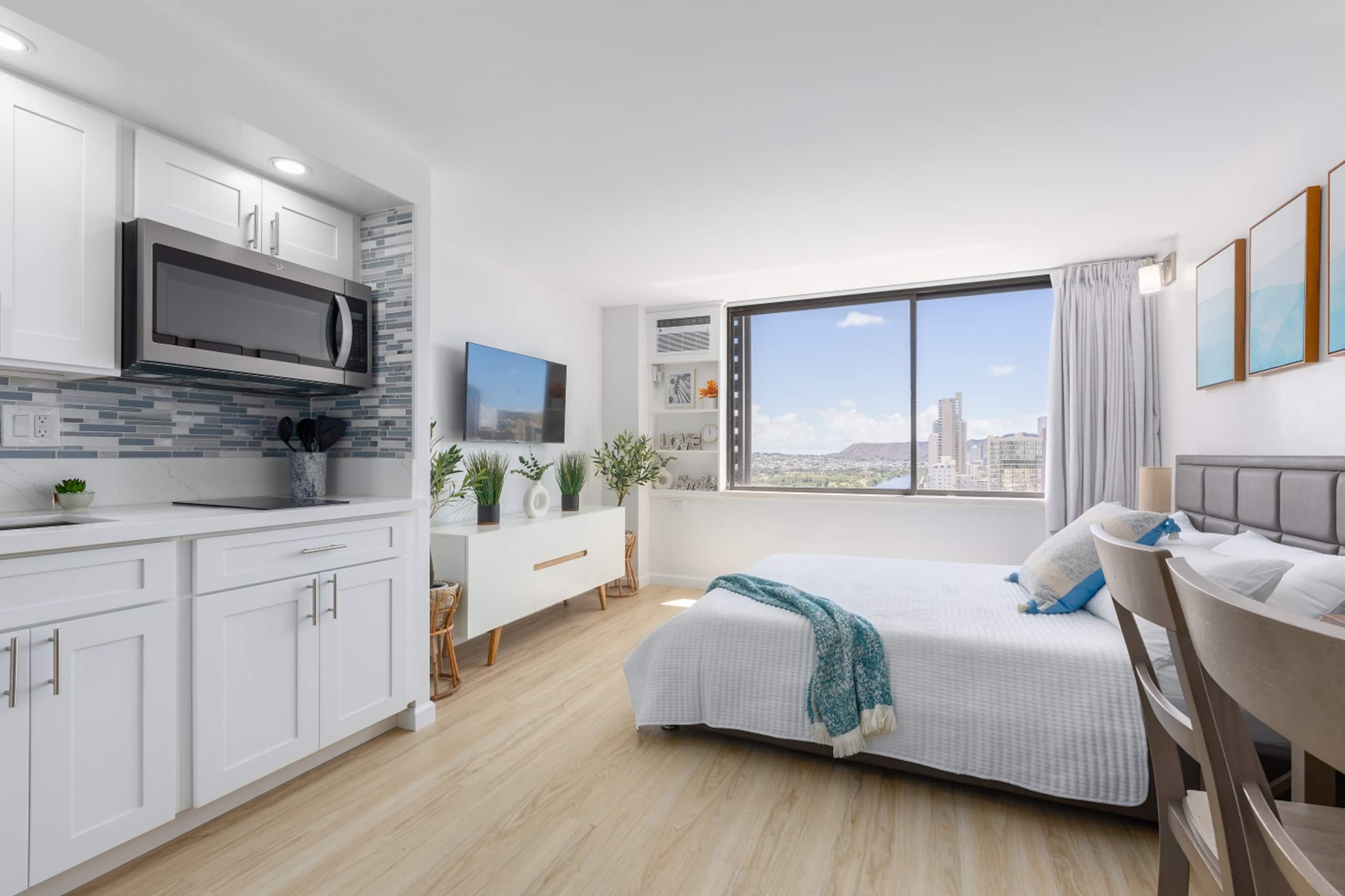 Condo in Honolulu · ★4.86 · Studio · 1 bed · 1 private bath - Image 8