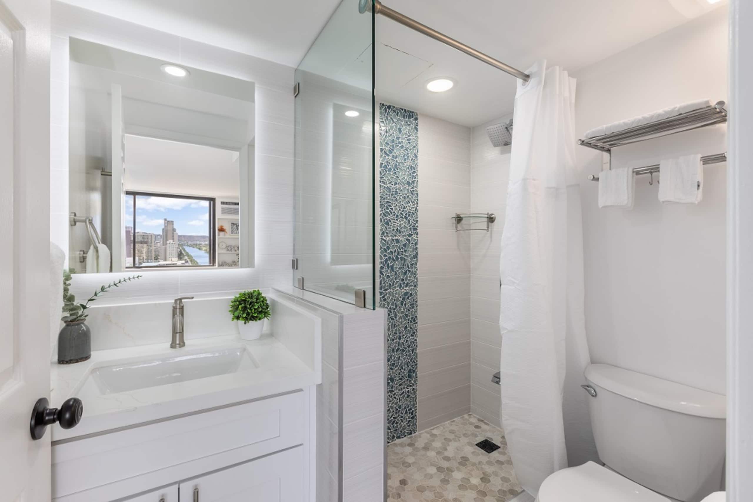 Condo in Honolulu · ★4.86 · Studio · 1 bed · 1 private bath - Image 12