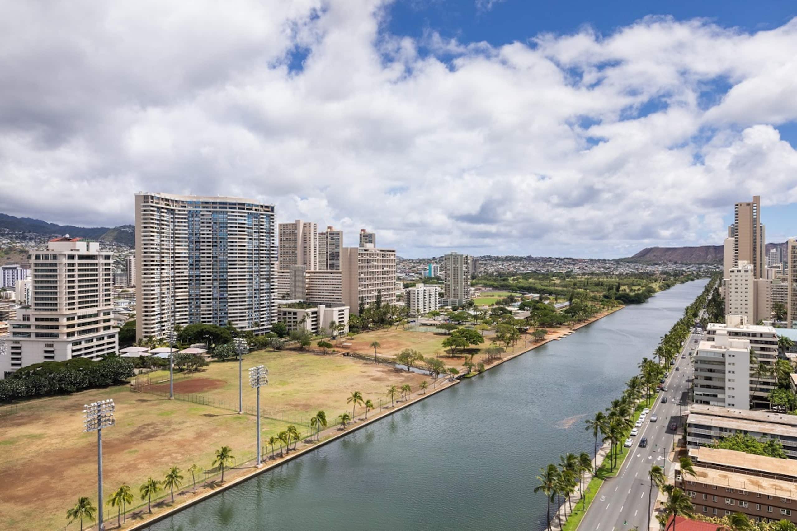 Condo in Honolulu · ★4.86 · Studio · 1 bed · 1 private bath - Image 15