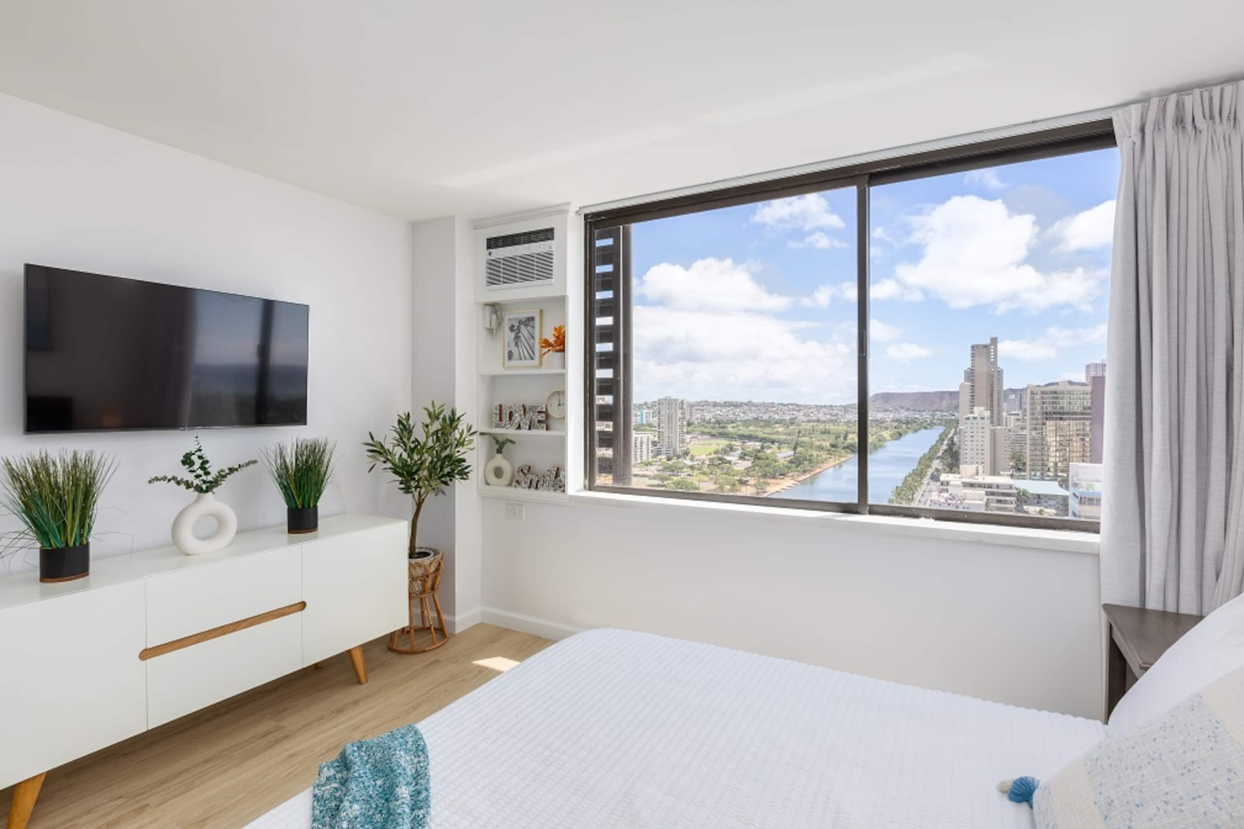 Condo in Honolulu · ★4.86 · Studio · 1 bed · 1 private bath - Image 5