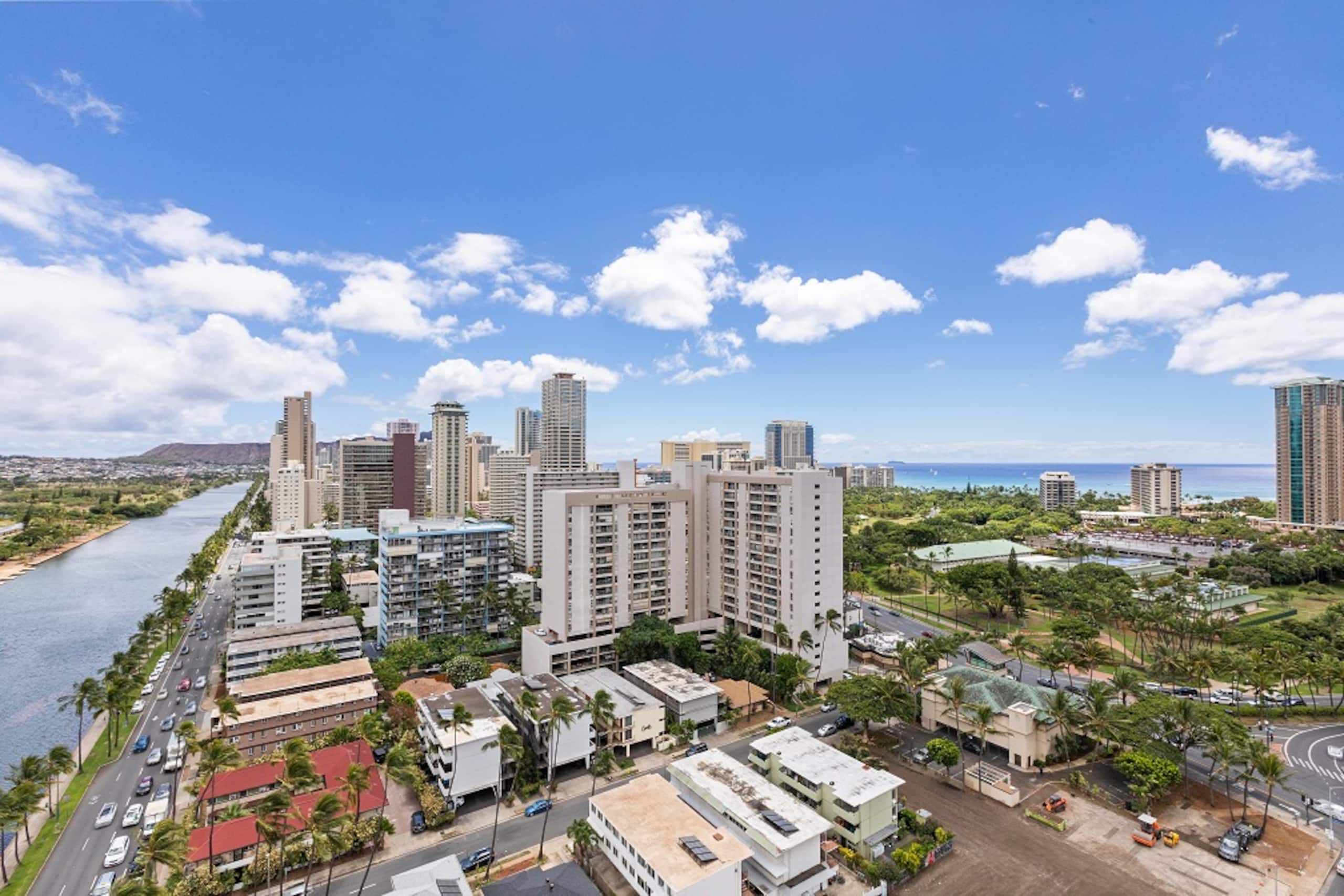 Condo in Honolulu · ★4.86 · Studio · 1 bed · 1 private bath - Image 13