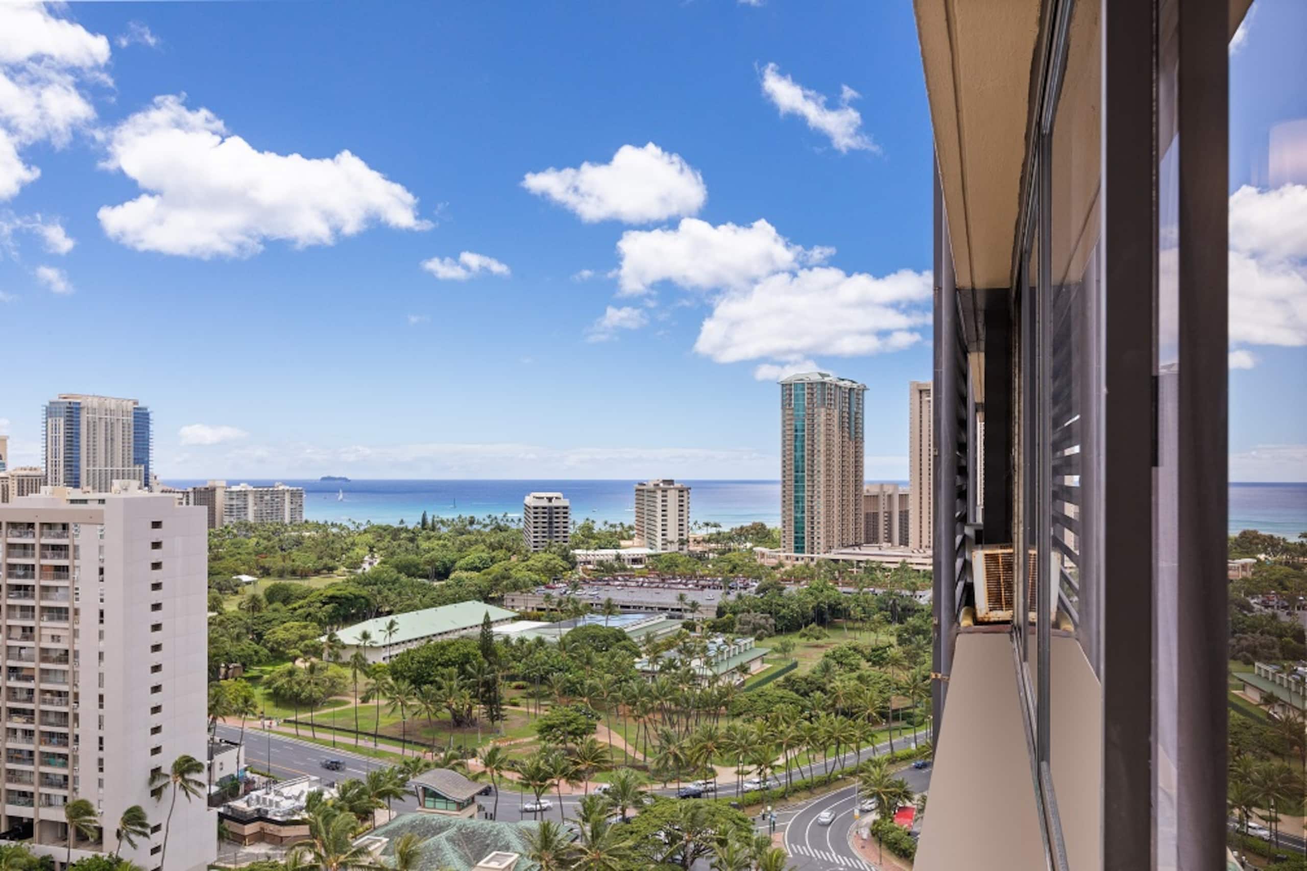 Condo in Honolulu · ★4.86 · Studio · 1 bed · 1 private bath - Image 1