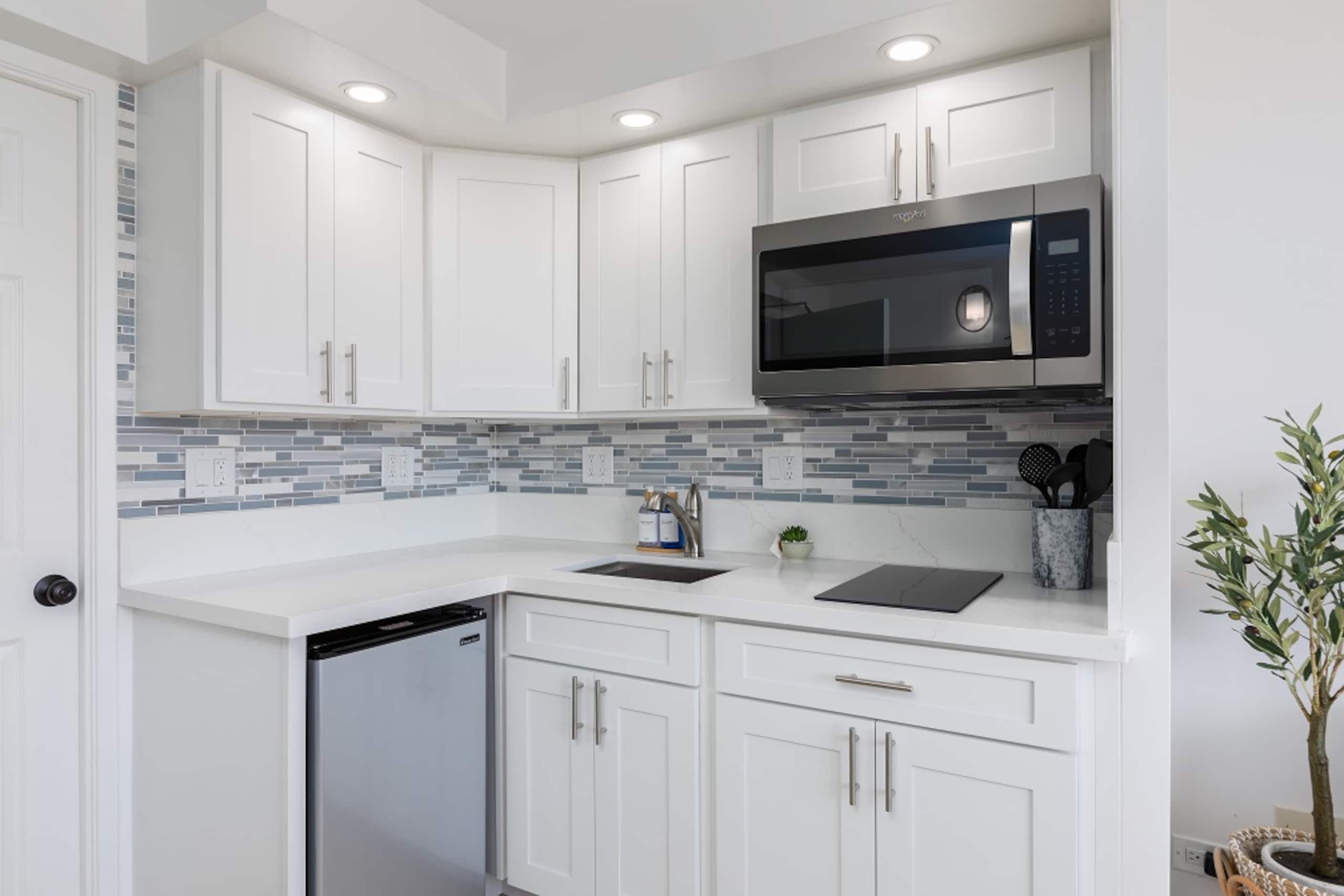 Condo in Honolulu · ★4.86 · Studio · 1 bed · 1 private bath - Image 9