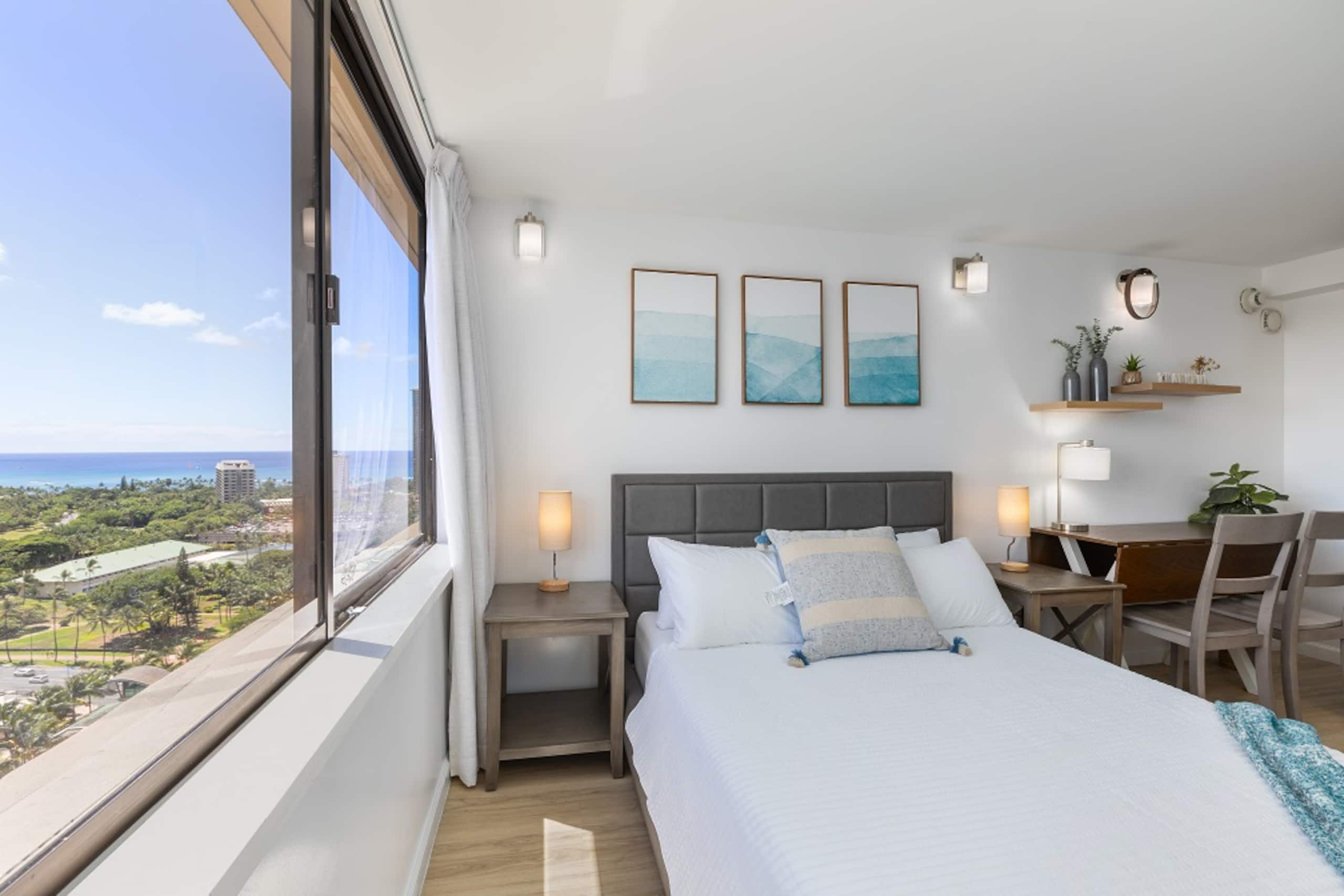 Condo in Honolulu · ★4.86 · Studio · 1 bed · 1 private bath - Image 3
