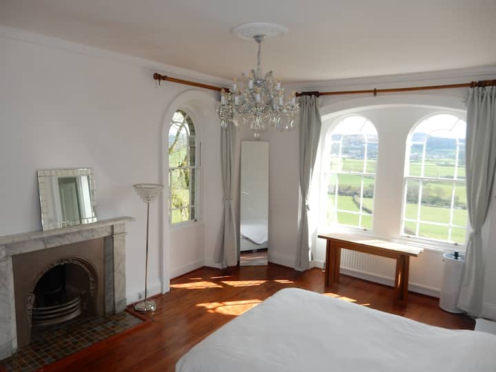 Camera da letto principale con doppia esposizione e splendide viste sulle zone più verdi della campagna. Anche in bagno. Letto king-size super confortevole. Biancheria da letto bianca e fresca con un elevato numero di fili. Nascosta alla fine di un enorme corridoio, la camera da letto principale è silenziosa.