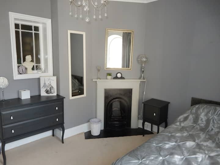 Può essere composto da due letti singoli o un letto matrimoniale grande. Questa camera ha una vista sulla parte anteriore della casa storica.