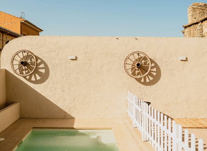 Village house with pool in the center of Begur gallery image 4