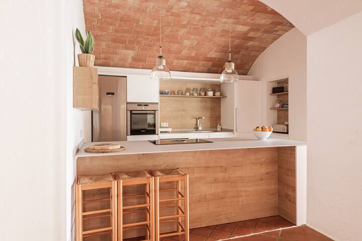 Village house with pool in the center of Begur gallery image 5