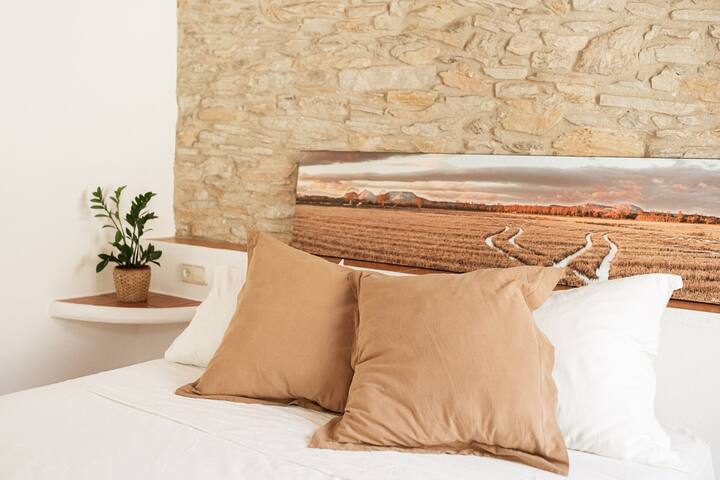 Village house with pool in the center of Begur gallery image 3