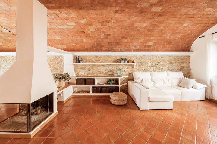 Village house with pool in the center of Begur gallery image 2