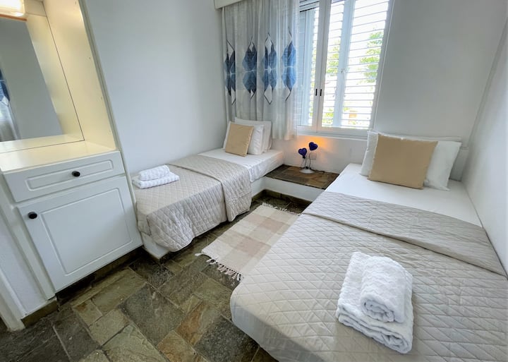 Spavaća soba s bračnim krevetima